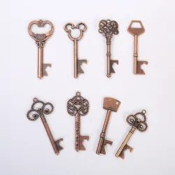 Keskeinen muotoinen pullon avaaja - vintage keychain