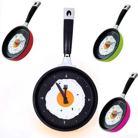 RelojesReloj de pared de metal en forma de una sartén con un huevo frito