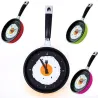 RelojesReloj de pared de metal en forma de una sartén con un huevo frito