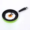 RelojesReloj de pared de metal en forma de una sartén con un huevo frito