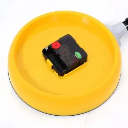 RelojesReloj de pared de metal en forma de una sartén con un huevo frito
