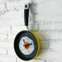RelojesReloj de pared de metal en forma de una sartén con un huevo frito