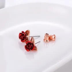 Gold stud earrings with red roseOorbellen