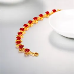 Pulseira de ouro e prata com rosas vermelhas