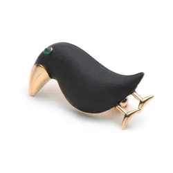 Elegant brosch med svart kråka