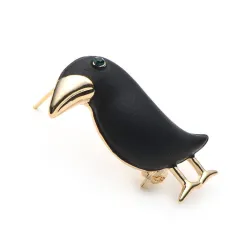 Elegant brooch with black crow