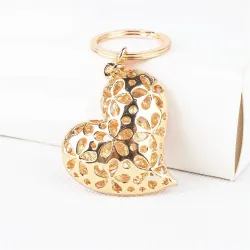 Crystal-sydän punaisilla kukilla - keychain