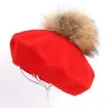 Elegant beret med päls pom-pom
