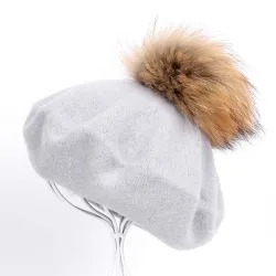 Elegant beret med päls pom-pom