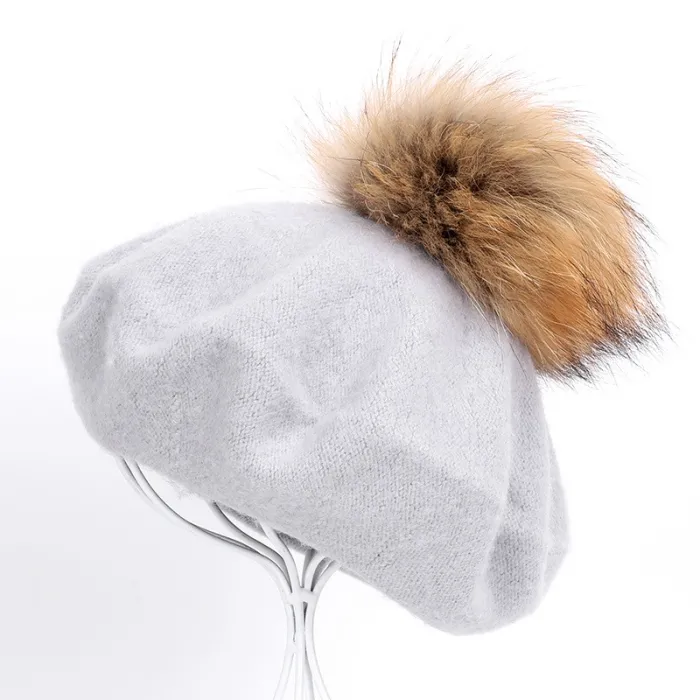 Elegant beret med päls pom-pom