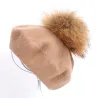 Elegant beret med päls pom-pom