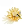Ape di cristallo e daisy - una spilla elegante