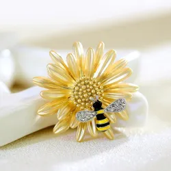 abelha de cristal e margarida - um broche elegante