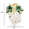 Crystal rypäleet helmien kanssa - elegantti brooch