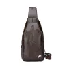 Modelig crossbody läderpåse med lövmönster