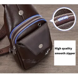 Modelig crossbody läderpåse med lövmönster