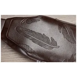 Modelig crossbody läderpåse med lövmönster