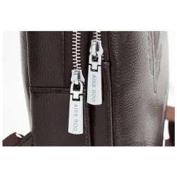 Modelig crossbody läderpåse med lövmönster