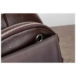Modelig crossbody läderpåse med lövmönster